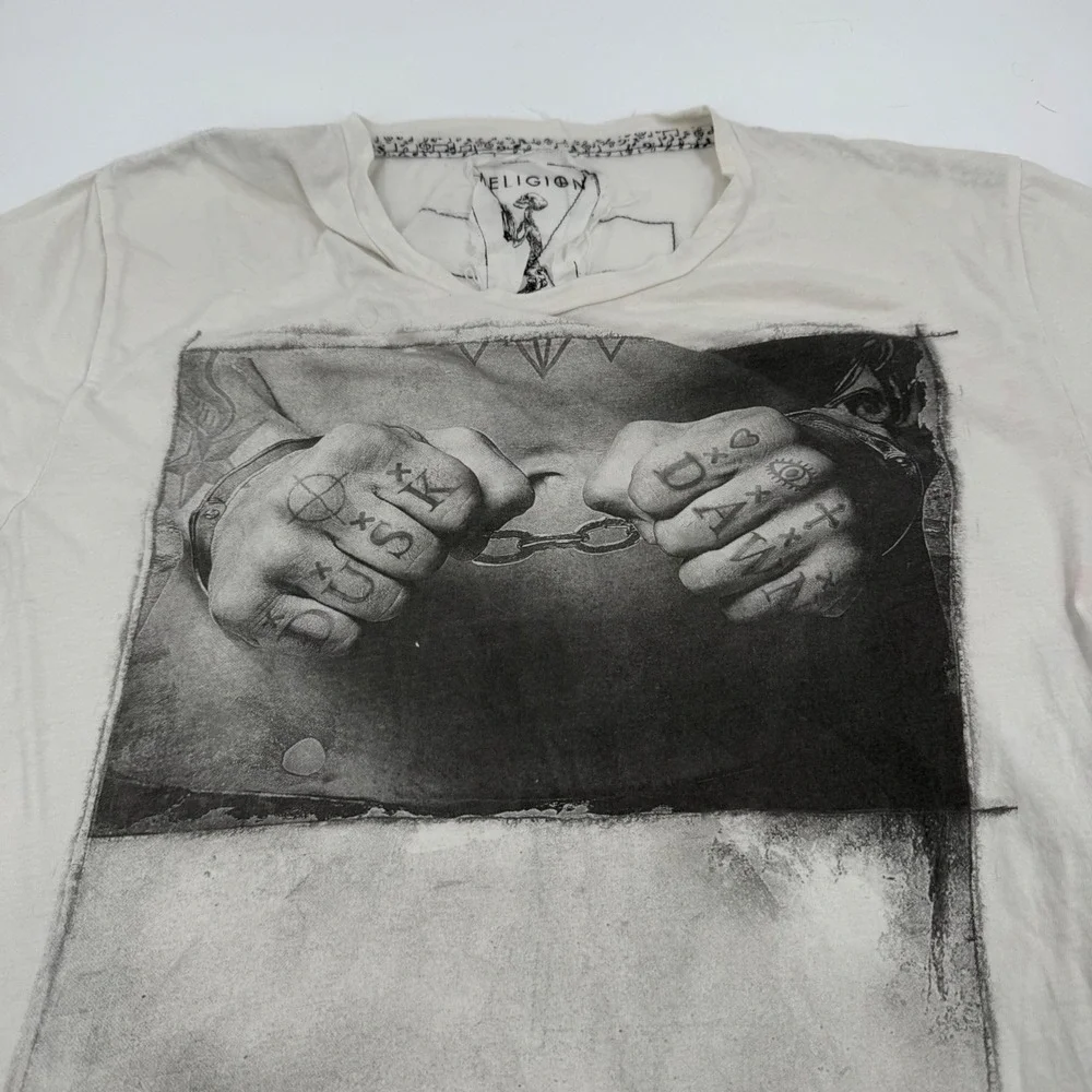 Religion Graphic Print T Shirt Mens Small Beige Tattoo Hand‎ Chain Portugal
